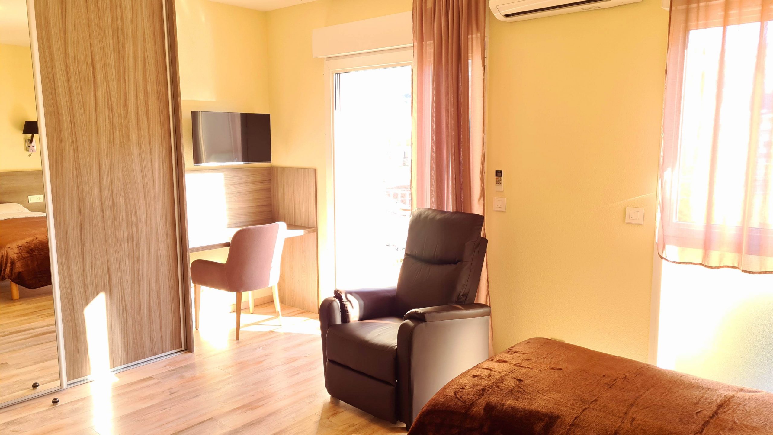vue de la chambre avec bureau et placard de la Villa Rose