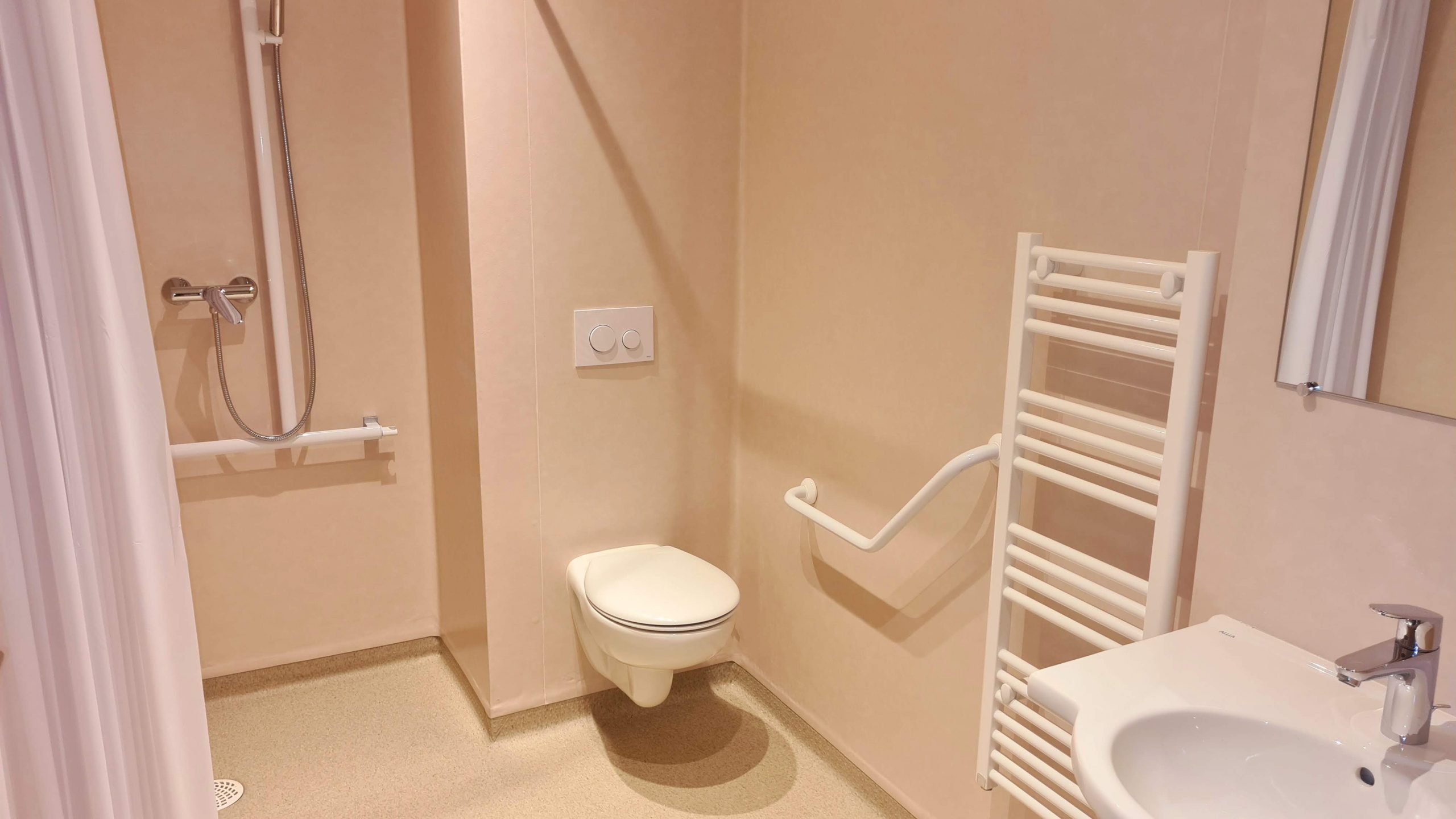 Vue d'une salle d'eau de la Villa Rose